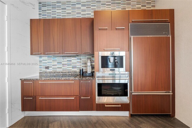 Building Photo - 16001 Collins Ave