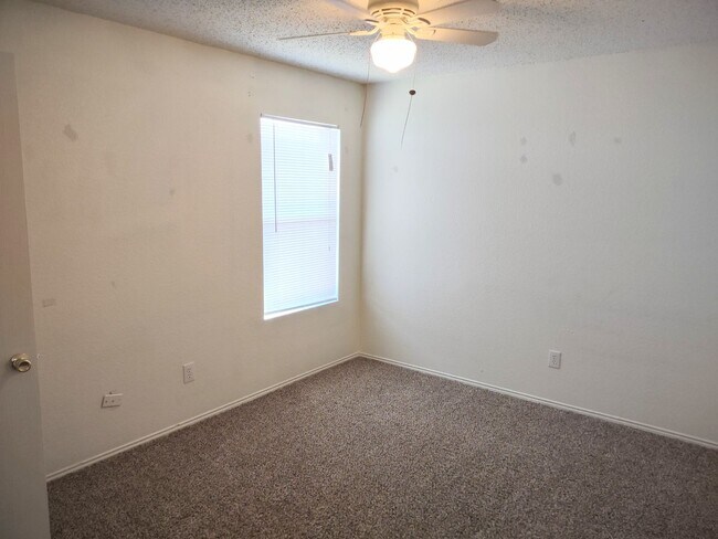 Building Photo - $1945  3 bedroom / 2 bath house in Quail Run in Sanger
