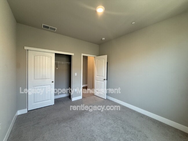 Building Photo - 5301 E Commerce Way