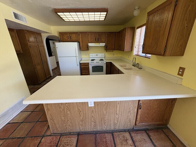Building Photo - Convenient location in Midvale Park Close to all your needs