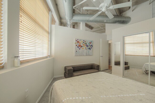 Building Photo - One Bedroom Unit in Wonderful Western Auto Lofts