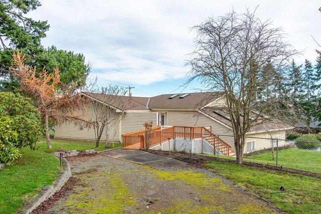 Building Photo - Charming Upper-Level Home with Water View – Walk to Downtown Coupeville - Landscaping Included