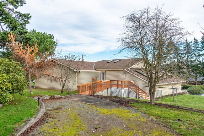 Building Photo - Charming Upper-Level Home with Water View – Walk to Downtown Coupeville