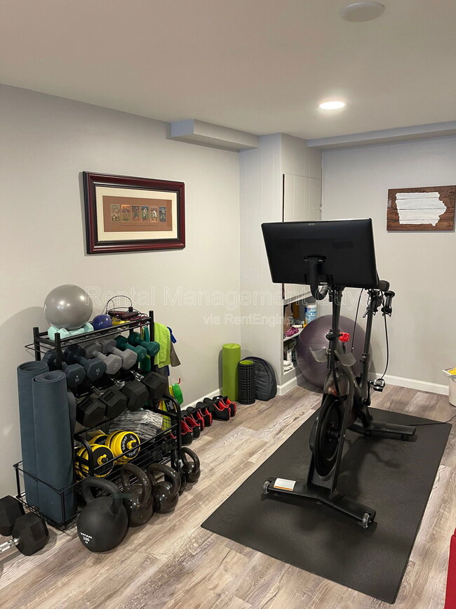 Building Photo - 4119 N Sheridan Ave