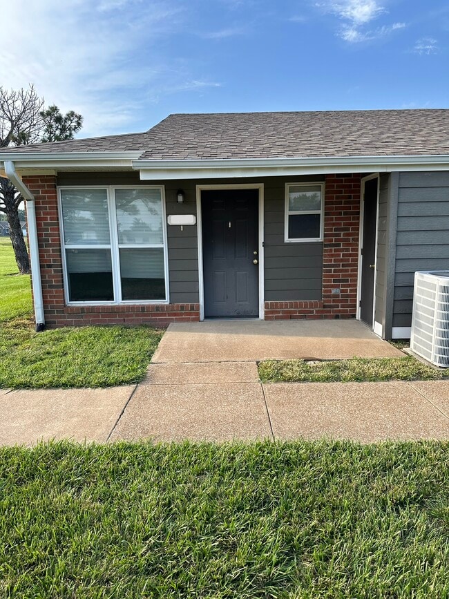 Building Photo - 1530 W 14th Street