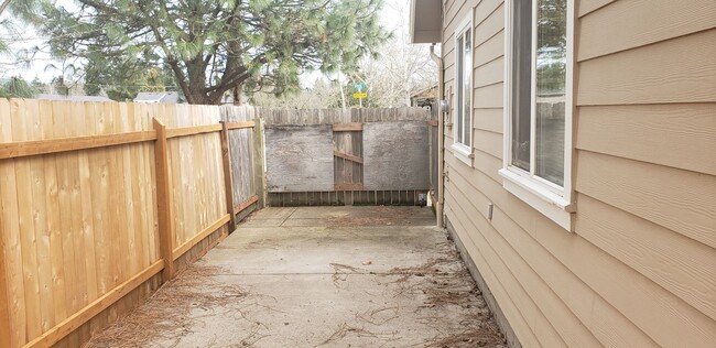 Building Photo - Lovely 3 Bed 2 Bath House in River Road Area