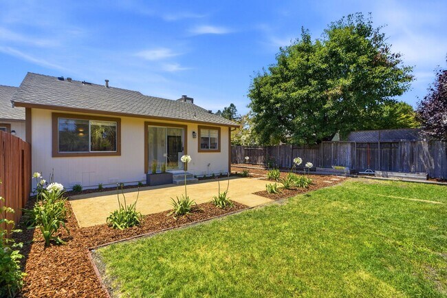 Building Photo - Remodeled 2 Bed, 2 Bath Townhouse in Petaluma's Morningstar Community
