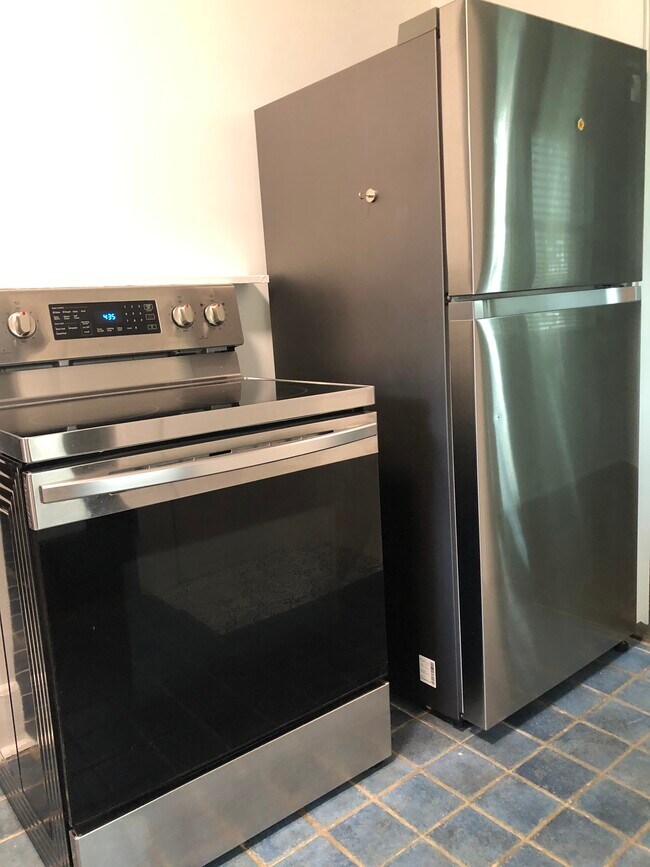 Building Photo - 1104 Hogan St