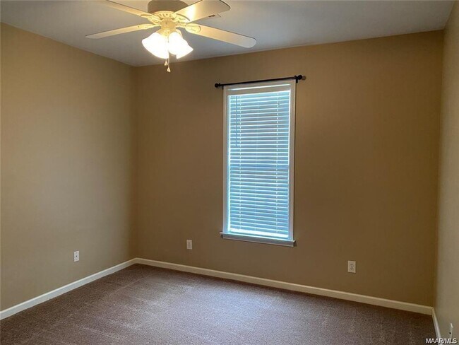 Building Photo - 4/3 in Deer Creek!