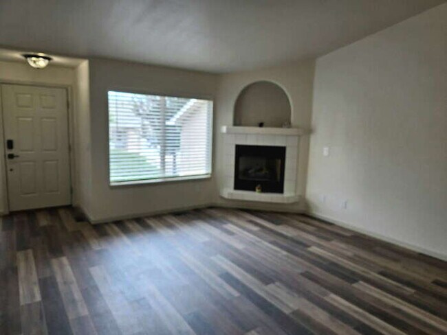 Building Photo - Beautifully Remodeled 2 Bed, 2 Bath, Single level Townhome, 2 car garage.