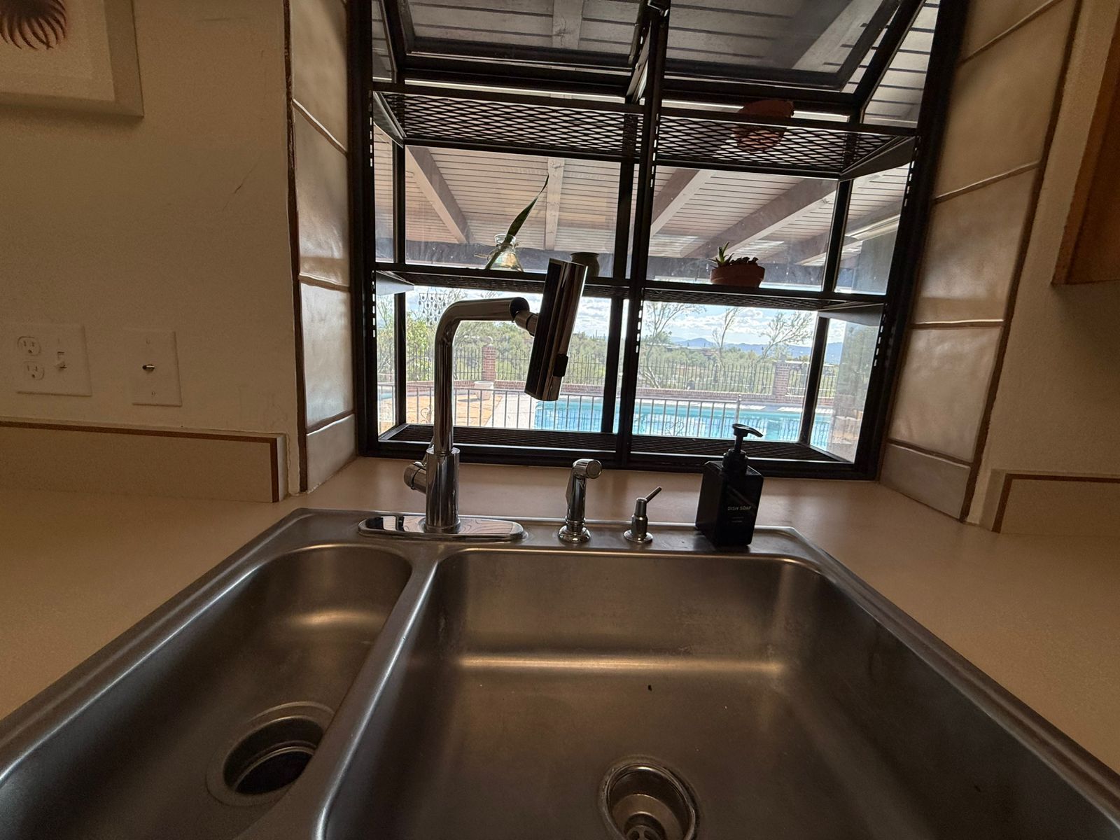 Building Photo - 1402 E Big Rock Rd