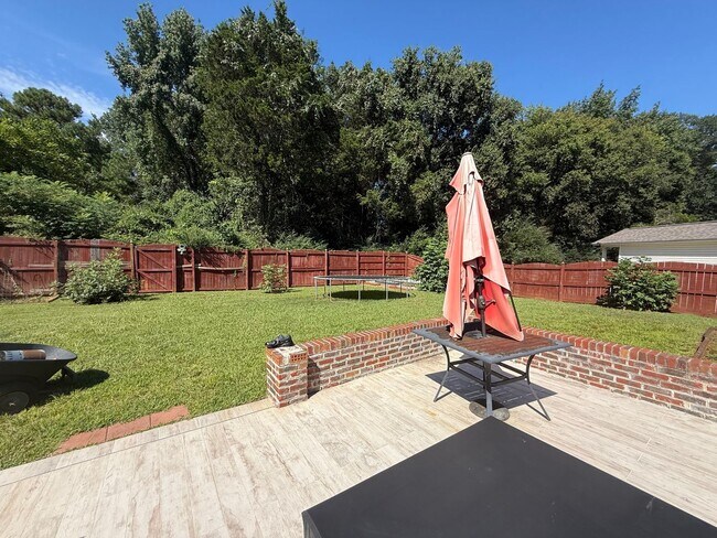 Building Photo - 4/2 Home Available Now!