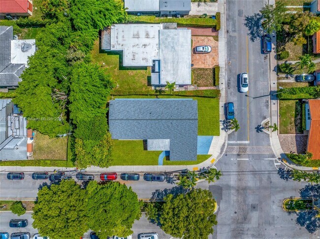 Building Photo - 1700 N Treasure Dr