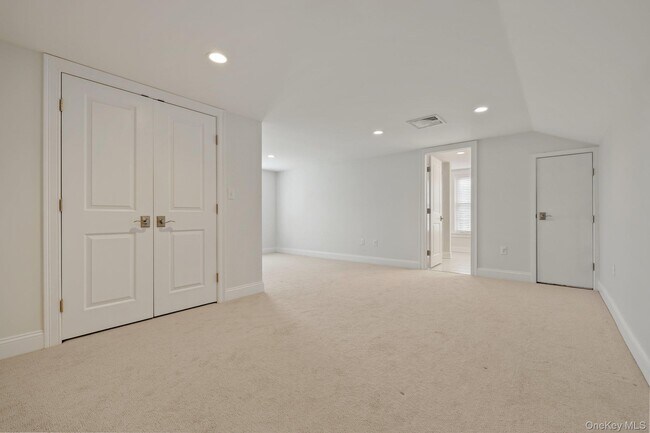 Building Photo - 551 River Rd