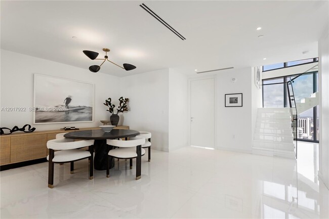 Building Photo - 300 Biscayne Blvd Way
