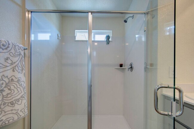 Building Photo - Terrific 4 bedroom available for rent - Al...