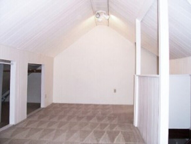 Building Photo - Tudor Style Townhome, Close to UW, Great L...