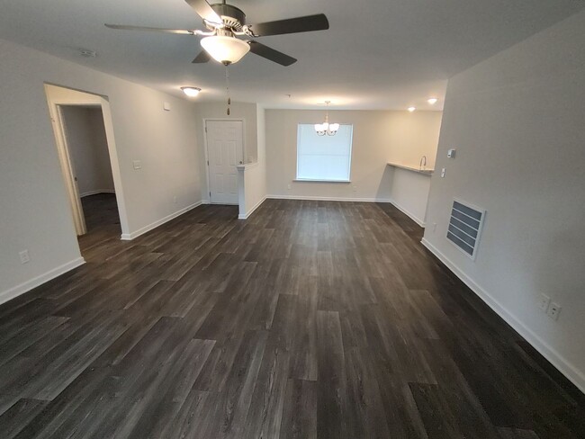 Building Photo - Move in Ready! Easy & Quick move-in process