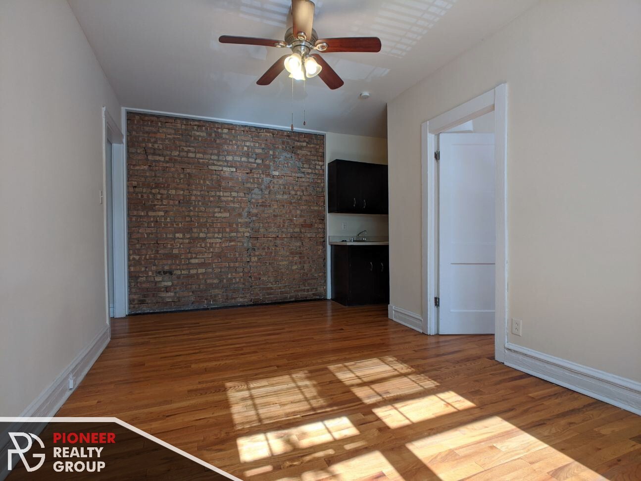 Building Photo - 953 W Cornelia Ave