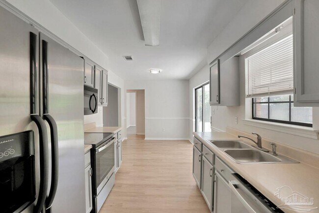 Building Photo - 10601 Silver Creek Dr
