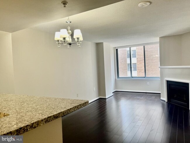 Building Photo - 635 Constellation Square SE