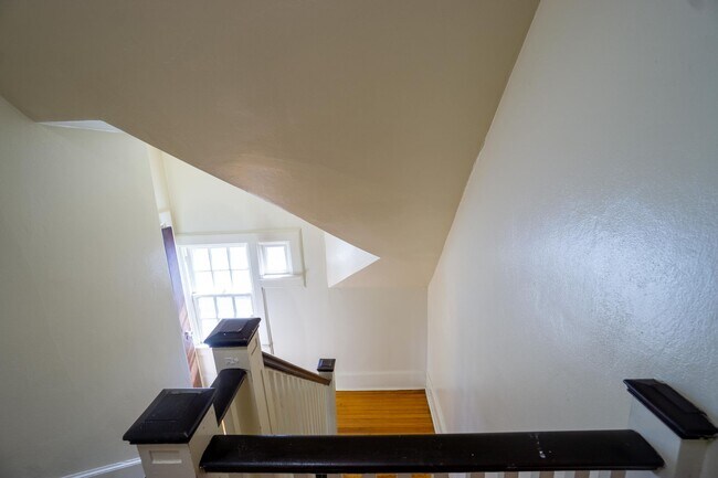 Building Photo - Available 6/1/26 - Spacious Home with Garage