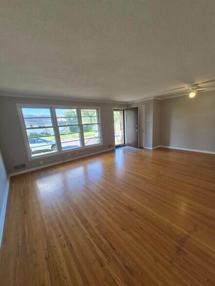 Living Room - 25' x 12' - 2219 W 61st St
