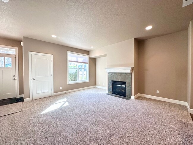 Building Photo - Modern 3 Bed/2.5 Bath with Double Car Garage Townhome in Sandy, OR!