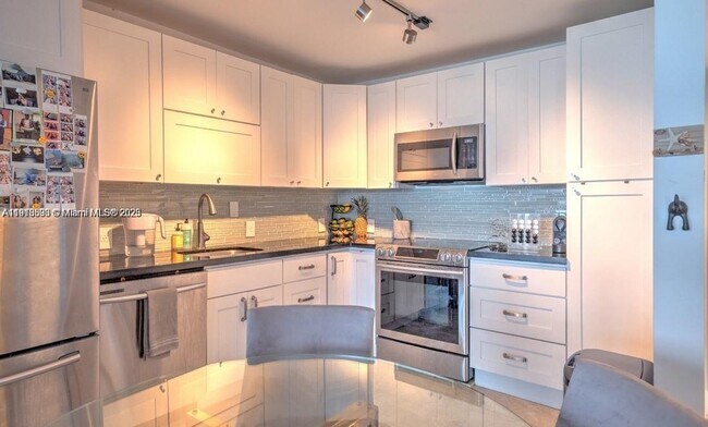 Building Photo - 100 Bayview Dr