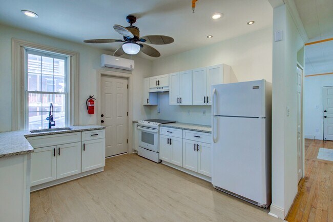 Building Photo - 513 Locust St