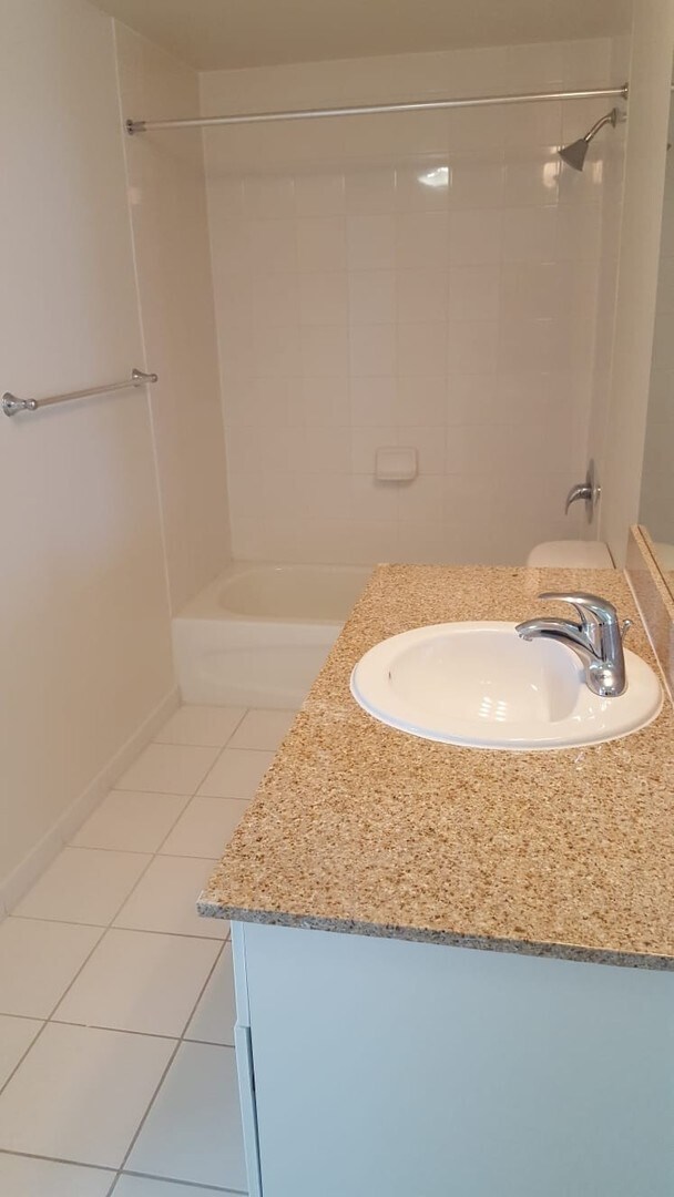Building Photo - 2 Bed / 2 Bath | Terrazas Riverpark Village #804 – Miami