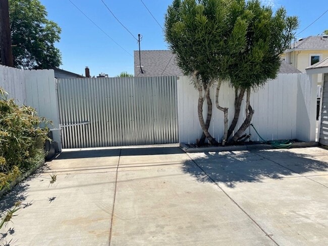 Building Photo - 2 bedroom 1 bath Brea $3200