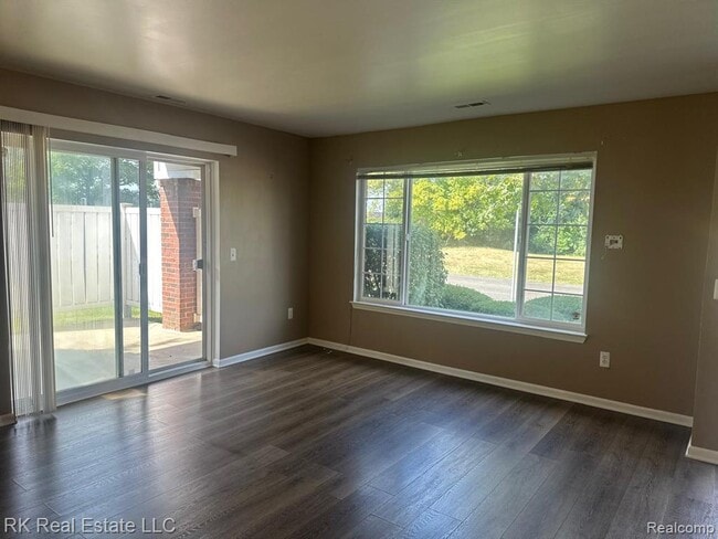 Building Photo - 3581 Reeves Dr