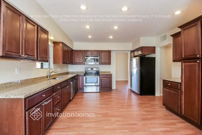 Building Photo - 2401 W Shady Glen Ave