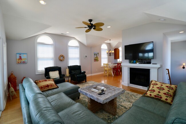 Building Photo - Beautiful Furnished 3-Story North End Seas...