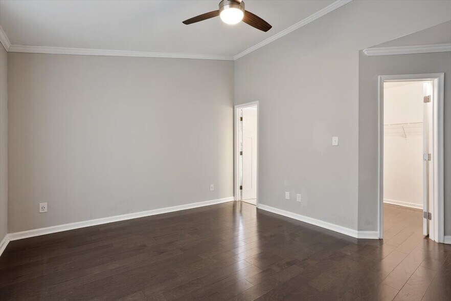 Building Photo - 2400 Calvert Dr