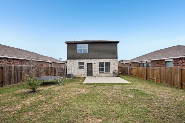 Building Photo - 1927 Churchill Downs Dr