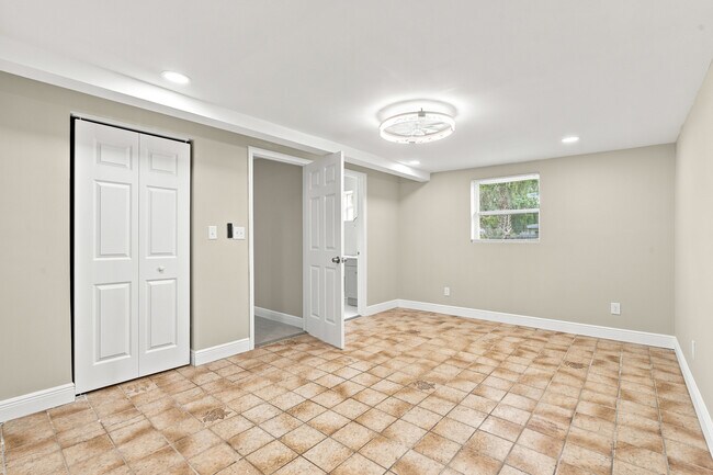 Building Photo - 1704 Paine Ave