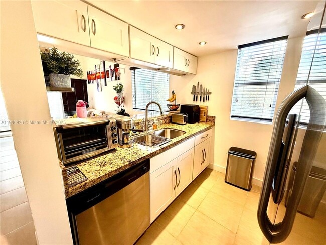 Building Photo - 498 SW 2nd St