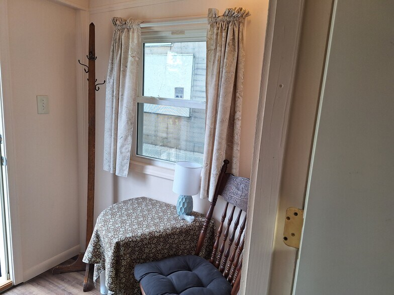 Basvk porch mud room - 4420 Troost Ave