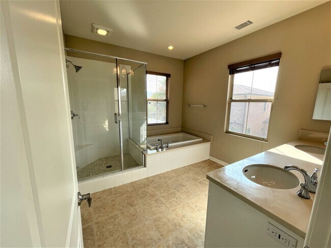 Building Photo - Gorgeous 3 bedroom home In the heart of Ir...