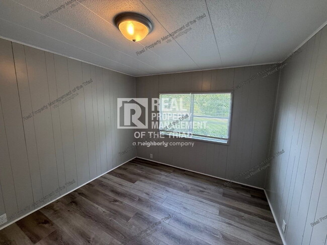 Building Photo - 102 Horseshoe Bend