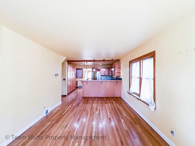 Building Photo - Darling Single Family Home on a Large Corner Lot
