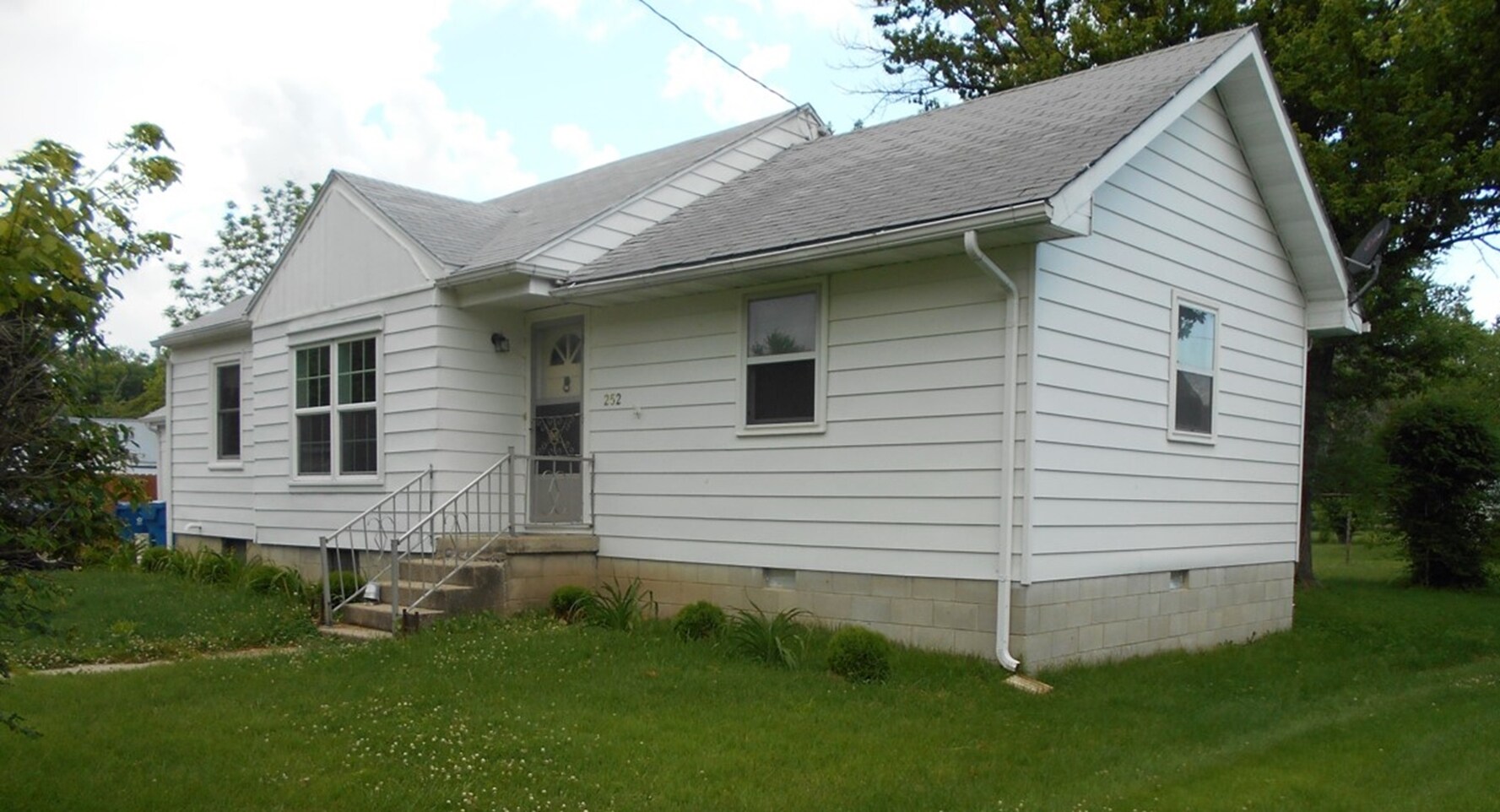 Building Photo - 252 E North Ave