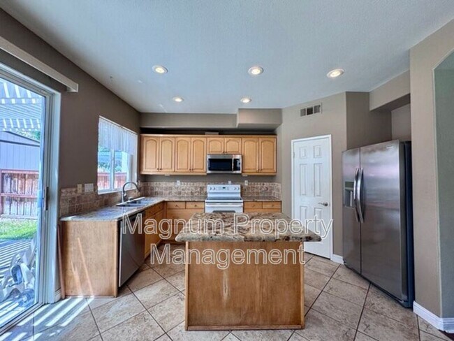 Building Photo - 30997 Oakhill Dr