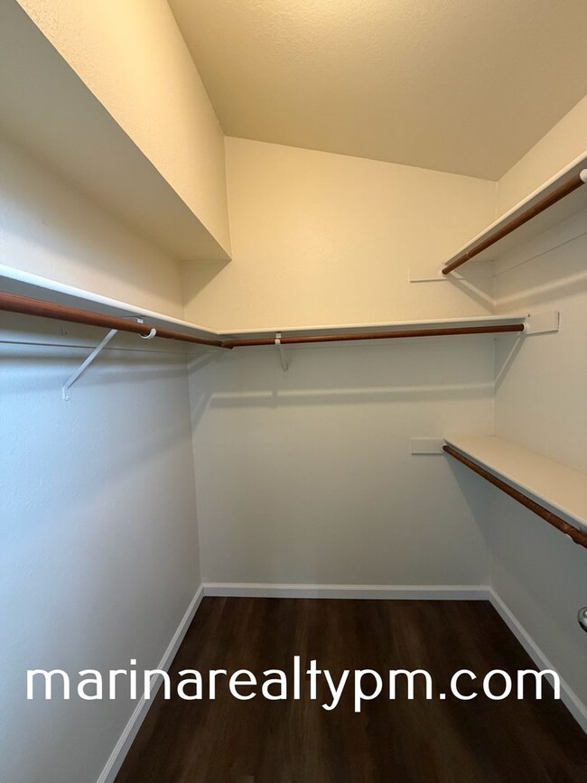 Building Photo - Glen Cove Beauty 3 bed 2.5  bath 2 Story home in established neighborhood