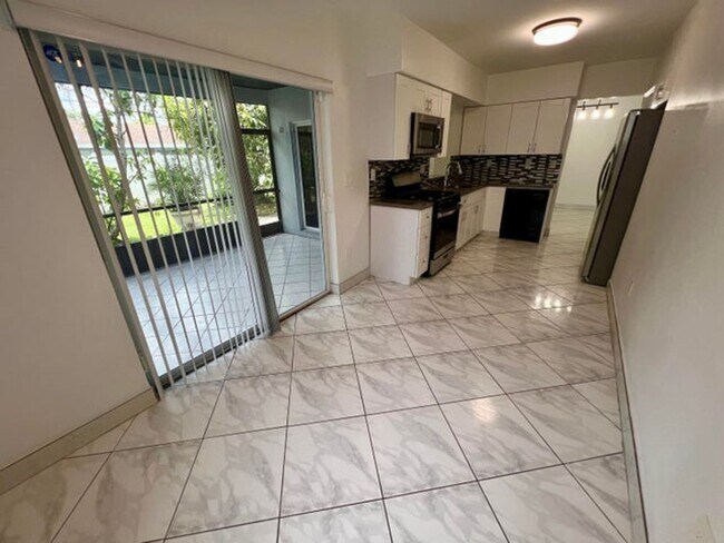 Building Photo - 8640 Wilshire Dr