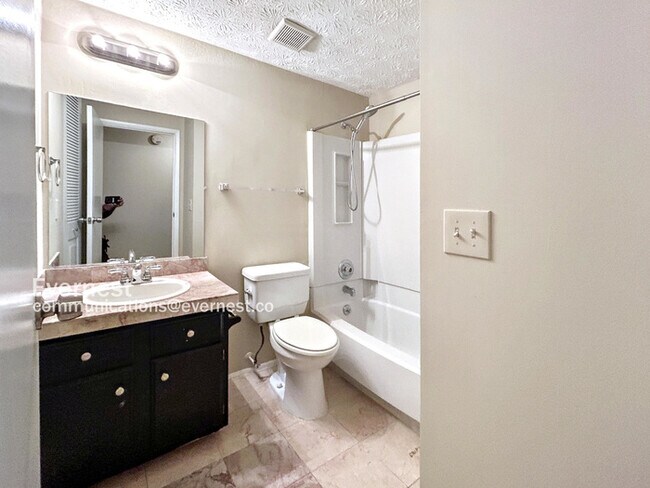 Building Photo - 493 Village Square Ct