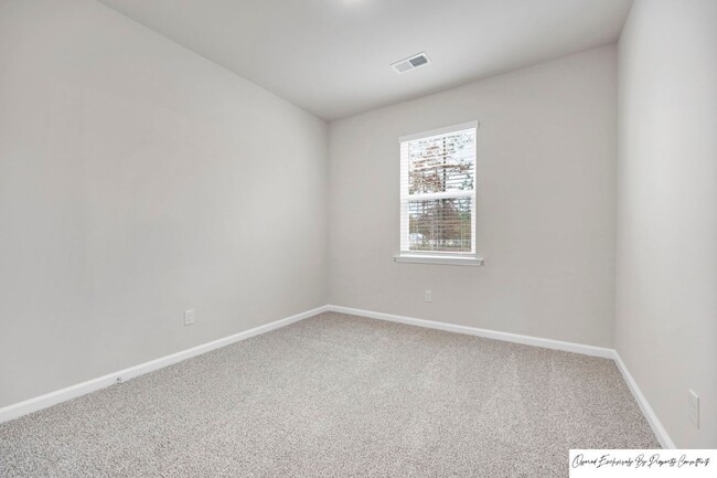 Building Photo - STUNNING TOWNHOME IN BLYTHEWOOD