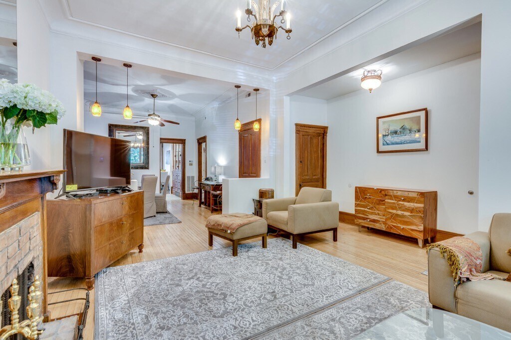 Building Photo - 931 W Newport Ave